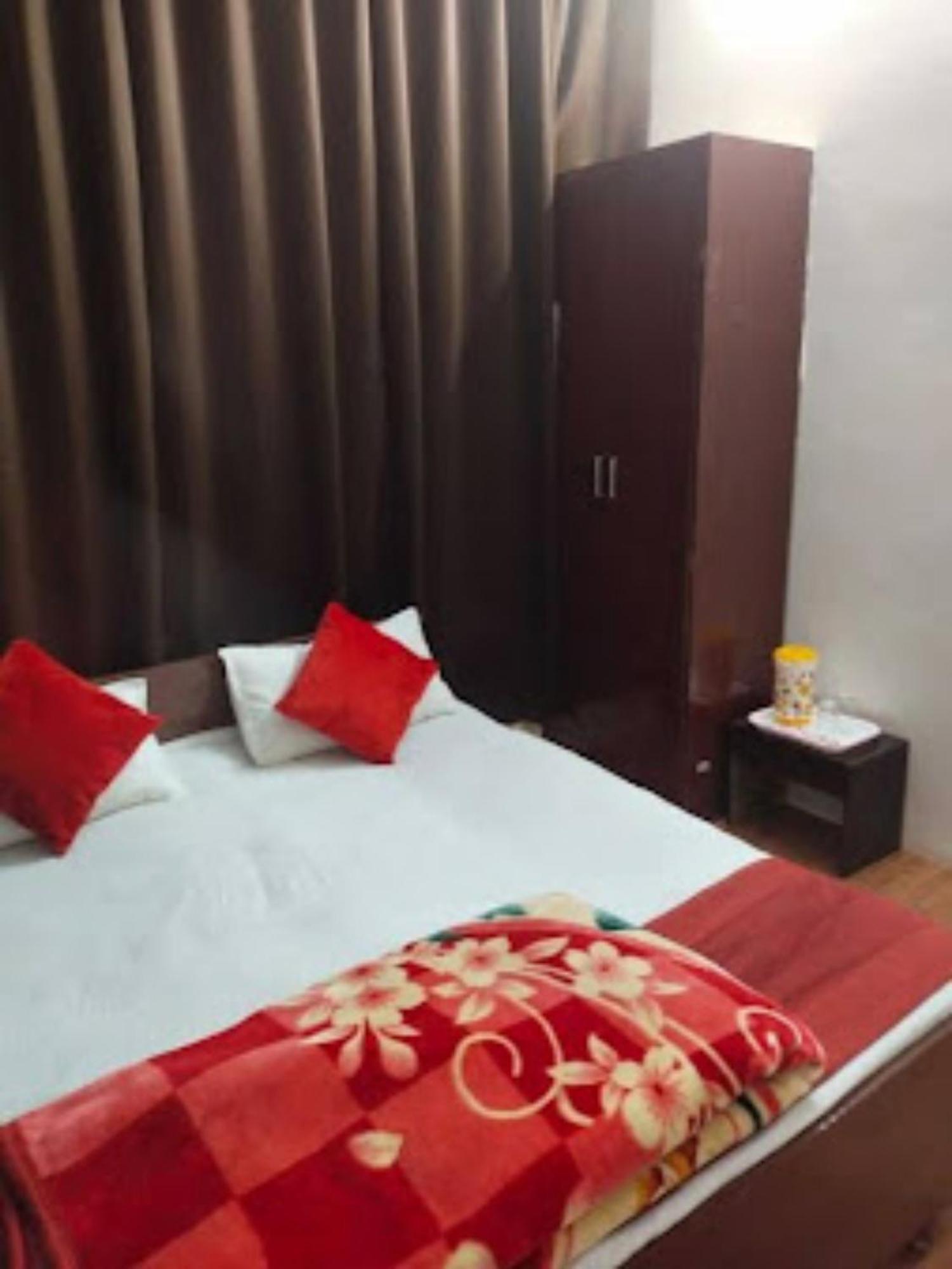 Goroomgo Varanasi Paradise Varanasi - Parking & Restaurant Available - Perfect Location And Comfortable Room Exteriör bild