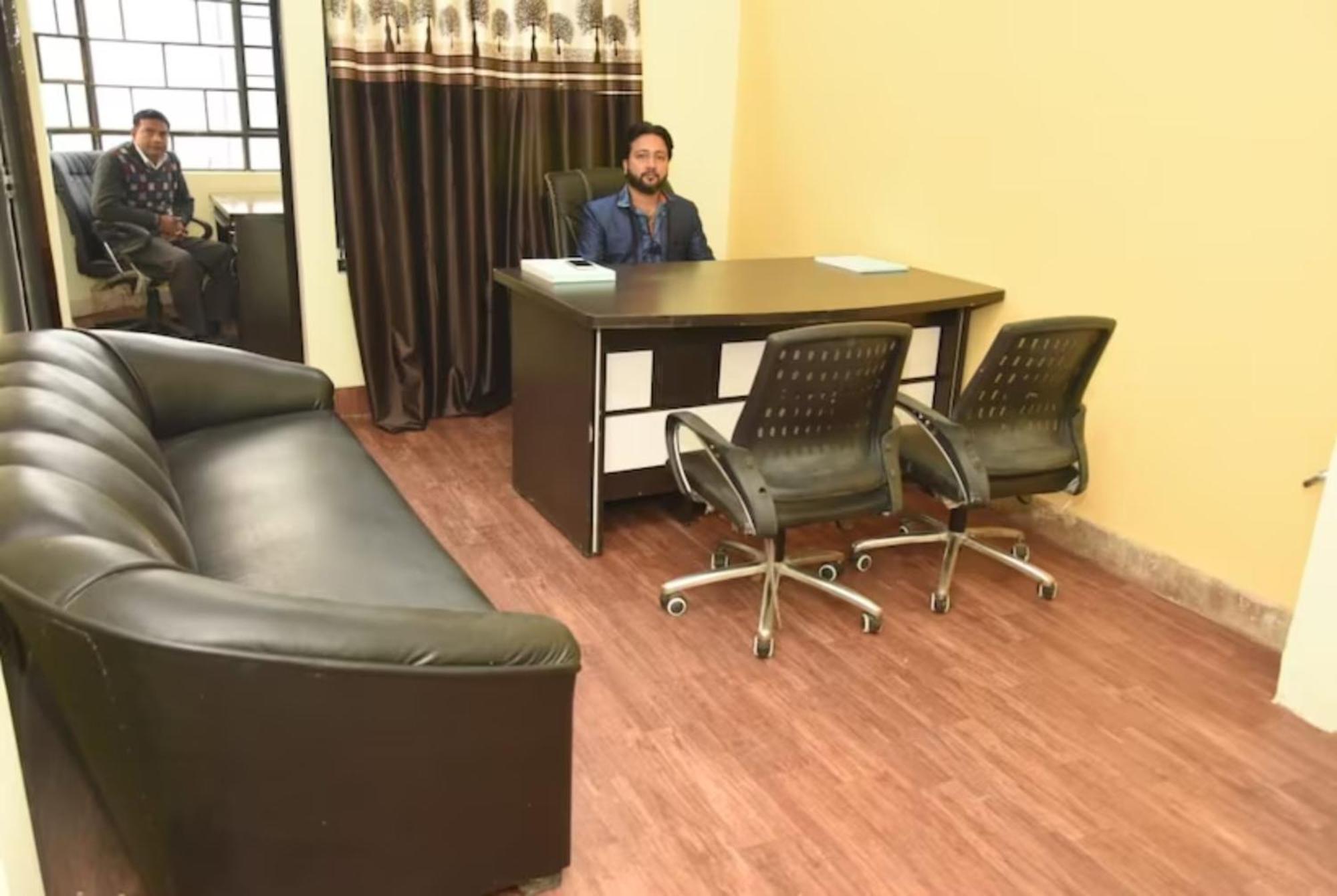 Goroomgo Varanasi Paradise Varanasi - Parking & Restaurant Available - Perfect Location And Comfortable Room Exteriör bild