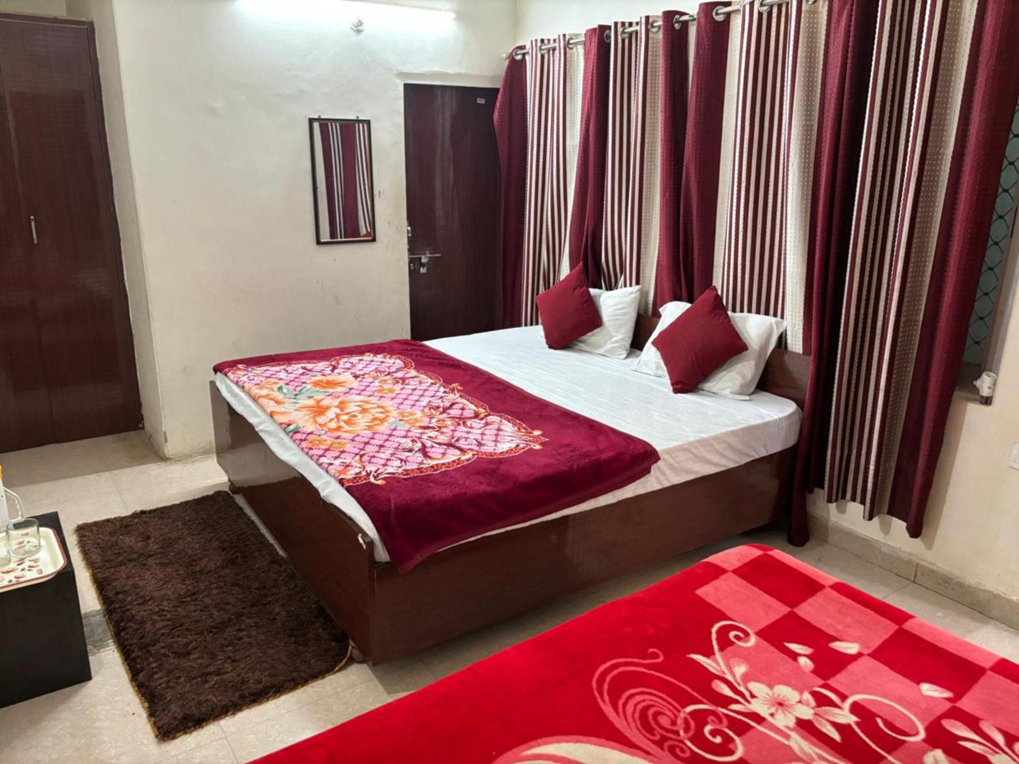 Goroomgo Varanasi Paradise Varanasi - Parking & Restaurant Available - Perfect Location And Comfortable Room Exteriör bild