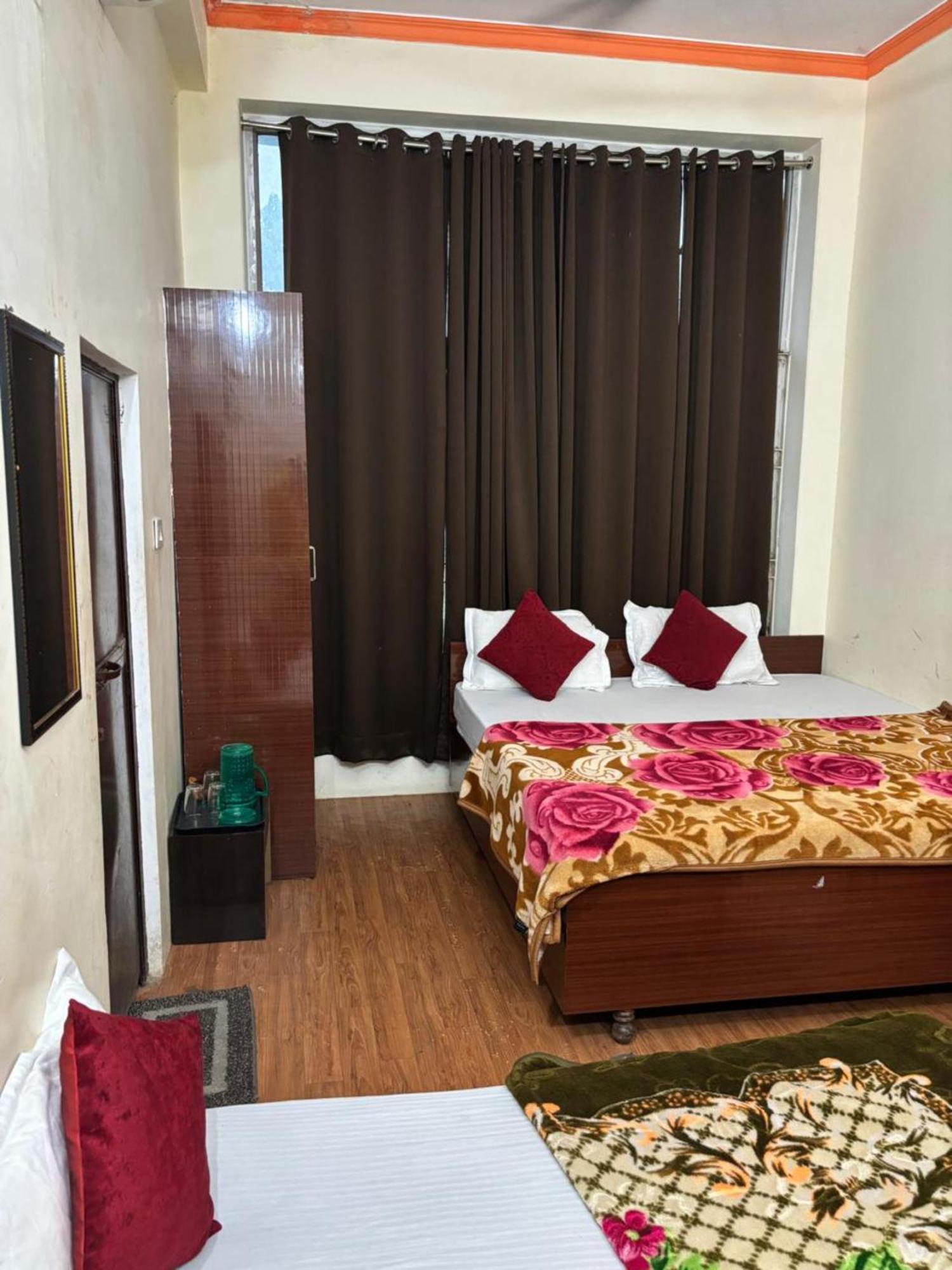 Goroomgo Varanasi Paradise Varanasi - Parking & Restaurant Available - Perfect Location And Comfortable Room Exteriör bild