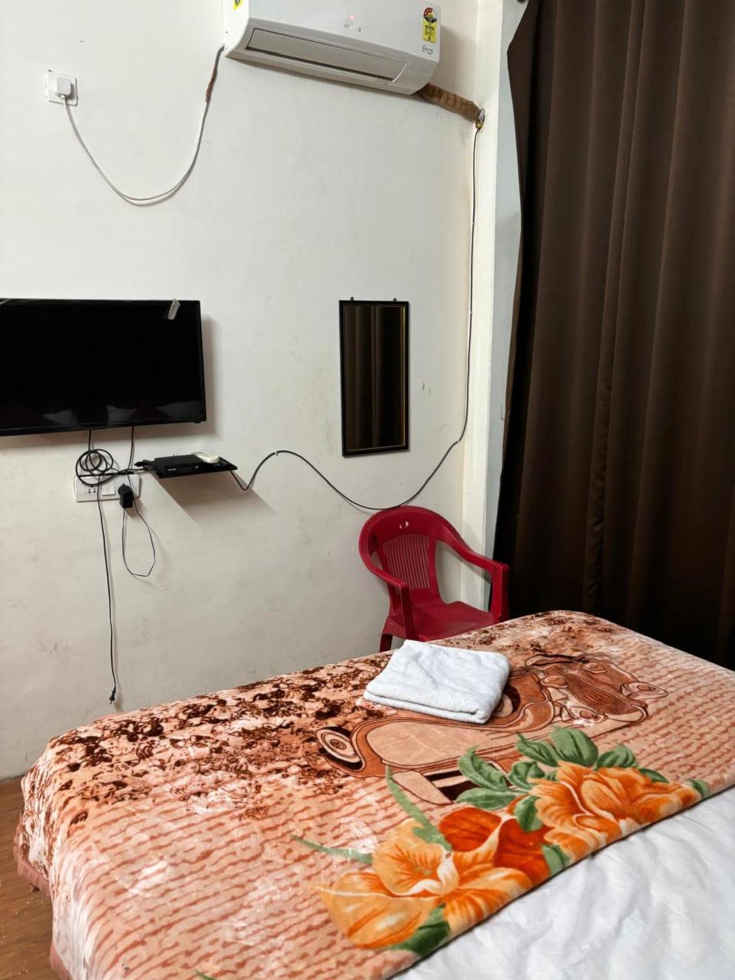 Goroomgo Varanasi Paradise Varanasi - Parking & Restaurant Available - Perfect Location And Comfortable Room Exteriör bild